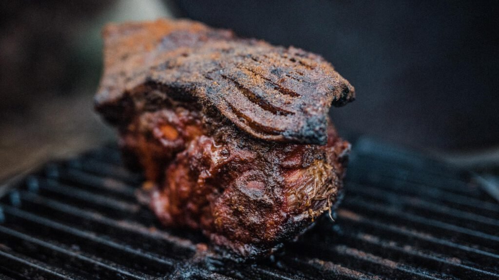 Sporo pečena cjepkana svinjska plećka