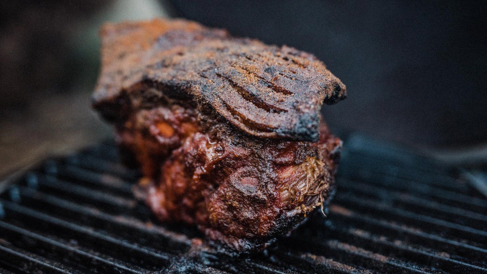 Sporo pečena cjepkana svinjska plećka